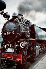 Diese Lok der Fichtelbergbahn ist seit fast 100 Jahren auf den Schienen: Mit 25 Stundenkilometern rattert sie 17 Kilometer durch das Erzgebirge.