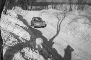 MDR FERNSEHEN - MDR DOK: SECHS TAGE EISZEIT – DER KATASTROPHENWINTER 1978/79, am Sonntag (05.01.25) um 22.00 Uhr. Originalaufnahme vom Katastrophenwinter 1978/79 auf Rügen Ein Trabant passiert eine beräumte Straße.
