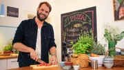 Wenn’s schnell gehen muss, gibt’s Tiefkühlpizza. Doch wie wird sie hergestellt? Dieser Frage geht unser Ermittlungstrio nach und deckt in spannenden Experimenten die Zusammensetzung auf. Wer mehr Zeit hat: eine leckere Alternative bereitet Koch Felix Denzer zu.