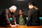 Edwin (Tilo Prückner, l.) und Vicky (Katja Danowski, r.) verhören Carl Kronauge (Marc Fischer, M.).