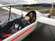 Checker Tobi auf dem Segelflugplatz der AKA Flieg in der Nähe von München. Seine Aufgabe: Popcorn essen.