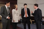 (v.li.) Booth (David Boreanaz), Brennan (Emily Deschanel) und Sweets (John Francis Daley) befragen Dr. Copeland (Joshua Malina), den Leiter der Nervenheilanstalt, in dem das verbrannte Opfer betreut wurde.