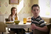 Missy Cooper (Raegan Revord, l.); Sheldon (Iain Armitage, r.)