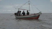 Nick Karnaze (r.) und Paul Beban (2.v.r.) treffen sich mit brasilianischen Fischern und fahren mit ihnen auf einem Boot über ihre UFO-Begegnungen.