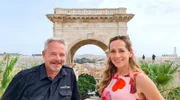 Moderatorin Tamina Kallert (r) mit Tourguide Dirk Kastner vor der Bastione Saint Remy in Cagliari.