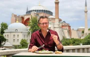 Moderator Michal Mosley mit einer Spezialitat - Salat mir Gehirn