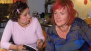 Rita (Gaby Köster, r.) ist am Ende. Ihr Pflegehund hat sie durch den Park geschleift, er kläfft die ganze Nacht und will einfach nichts essen. Da nützt es auch nichts, wenn Gisi (Franziska Traub) das schlaue Hundebuch gefunden hat.