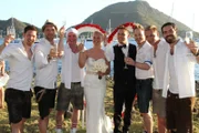 Gruppenbild mit "voXXclub" und dem Hochzeitspaar Iris und Torsten bei der Hochzeit auf Iles-des-Saintes/Guadeloupe in der Karibik.