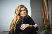 Als Mitarbeiterin in der Notrufzentrale ist Abby Clark (Connie Britton) die erste Person, die von einem Notfall erfährt. Es liegt an ihr, die richtigen Einsatzkräfte zu informieren und damit Leben zu retten. Doch auch in ihrem Privatleben muss die Frau immer wieder zur Höchstform auflaufen ...