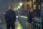 Im strömenden Regen begegnet Lloyd (Stephen Jones) Áine (Elva Trill), die allein auf der Grattan Bridge steht.