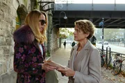 Frau Kaufmann (Katharina Behrens, l.) erhält von Eva Schönfeld (Karin Giegerich, r.) das gewünschte Geld.