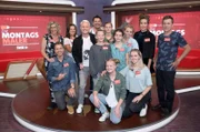 Hinten v. li.: Claudia Jung, Stefanie Tücking, Ingo Appelt, Emma Bez, Lena Biedlingmayer, Carina Reyes, Thomas Schäberle; Mitte v. li.: Kemal Goga, Guido Cantz, Helena Glänzel, Saphira Seyfang; vorne v. li.: Lotte Weise, Annabell Ehrmann.