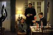 Ludwig und Nina kümmern sich rührend um den verletzten Apotheker. Von links: Nina Kreutzer (Andrea Schmitt), Ludwig Brunner (Martin Wenzl) und Roland Bamberger (Horst Kummeth).