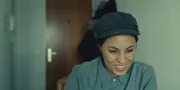 Amena hat erstmals eine eigene Wohnung. Von dort unterrichtet sie online ihre Schülerinnen in Afghanistan.