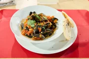 Gericht: Miesmuscheln mit pikantem Tomatensud und Pfannenbrot von Isabella Farnleitner.