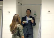 Ziva (Cote de Pablo, l.) und Tony (Michael Weatherly, r.) untersuchen die Morde an zwei Defense Intelligence Agency-Agenten und kommen dabei einer gewissen Jinn und einem Buch namens "Operation Birdsong" auf die Spur ...
