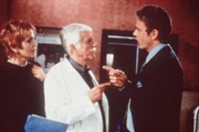 Mark (Dick Van Dyke, M.) versucht, zwischen Madison (Joanna Cassidy, l.) und Brett (John Schneider, r.) zu schlichten.