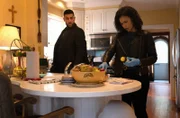 Reveille - Omar Adom 'OA' Zidan (Zeeko Zaki, l.); Sheryll Barnes (Roxy Sternberg, r.)