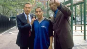 Detective Lennie Briscoe (Jerry Orbach, li.) und Detective Edward Green (Jesse L. Martin, re.) haben während eines Mordprozesse den Tipp bekommen, dass Nestor Salazar (Victor Anthony) den Mord als Mutprobe begangen haben soll.