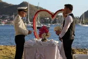 Kapitän Morten Hansen mit Brautpaar Iris und Torsten bei der Hochzeit am Strand in Iles-des-Saintes/Guadeloupe in der Karibik.