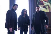 (v.l.n.r.) Gil Arroyo (Lou Diamond Phillips); Dani Powell (Aurora Perrineau); JT Tarmel (Frank Harts)