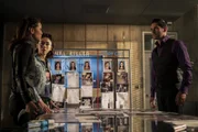 L-R: LESLEY-ANN BRANDT als MAZE, AIMEE GARCIA als ELLA und TOM ELLIS als LUCIFER MORNINGSTAR