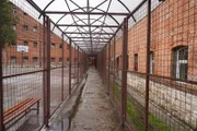 Vergitterter Außengang im Lepoglava-Gefängnis in Kroatien  +++