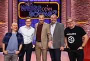 Moderator Kai Pflaume (mi.) und seine Rateteam-Kapitäne Bernhard Hoëcker (li.) und Elton (re.) begrüßen in dieser Sendung den Comedian, Kabarettist und ehemaligen Gymnasiallehrer, Johannes Schröder aka. „Herr Schröder“ (2.v.l.) und den Webvideoproduzenten und Schulleiter einer Oberschule, Kai Schmidt aka. „Lehrerschmidt“ (2.v.r.).