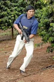 Der Polizist Kaleo (Jason Scott Lee), ein Kollege von Meka, unterstützt das Team bei der Aufklärung des Mordes an Meka. Doch dabei geht einiges schief ...