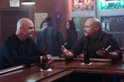 Emotionale Gespräche am Feierabend, v.li.: Randy Flagler als Capp, Joe Minoso als Joe Cruz