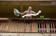 Nina (Sabrina Amali) und Paul (Paul Zichner) kommen am Einsatzort an. Dieses Mal steht der aggressive Pöbler Daniel (Andrei Viorel Tacu, im Bild) nackt auf seinem Balkon.