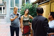 Im Hof des Restaurants findet eine Schlägerei statt. Als Leo (Henning Baum, l.) und Nina (Elena Uhlig, 2.v.l.) eintreffen, tun die Streithähne (Erhardt Brehm, 2.v.r.; Nick Dong-Sik, r.) so, als wäre nichts gewesen ...
