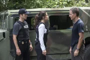 Nur wenn sie Drew noch lebend finden, können sie den Mörder des Unteroffiziers überführen. Für LaSalle (Lucas Black, l.), Gregorio (Vanessa Ferlito, M.) und Pride (Scott Bakula, r.) tickt die Uhr in Mexico ...