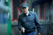 Semir (Erdogan Atalay) sucht das Gelände ab und findet den Schießstand der Verdächtigen.