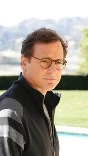 Adam Brennan (Bob Saget). Die Verwendung des sendungsbezogenen Materials ist nur mit dem Hinweis und Verlinkung auf TVNOW gestattet.