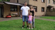 Dominik (36) und Melina (34) haben ein Haus aus den 1930iger Jahren gekauft. Dafür nahmen sie einen Kredit auf. Jetzt bleibt ihnen nicht mehr viel Geld. Sie übernehmen die Renovierungsarbeiten selbst, doch das ist schwieriger als gedacht.