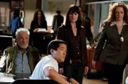 Können nicht glauben, dass Bosco so hart gegen Patrick vorgeht: Teresa (Robin Tunney, 2.v.r.) und Kimball (Tim Kang, 2.v.l.) ...
