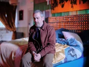 Erschüttert sitzt Danny (James Nesbitt) auf dem Bett seiner toten Tochter.