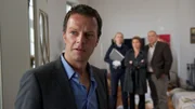 Sven Herzog (Michael Härle, l.) ist verzweifelt. Haben die Entführer Sandra von Lüder als Faustpfand behalten, um ihn zu erpressen? Bis jetzt wurden keine Forderungen gestellt. Seine Kollegen Leena Virtanen (Li Hagman, 2.v.l.), Katrin Börensen (Claudia Schmutzler, 2.v.r.) und Jan Reuter Udo Kroschwald, r.) konfrontieren ihn mit der Vermutung, dass vielleicht Sandra von Lüder das Hauptziel der Entführer war.