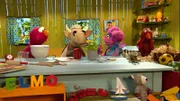 Backen zusammen: Elmo, eine Kuh, Abby und ein Huhn.