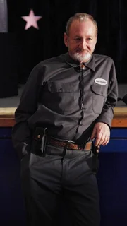 Welche Rolle spielt der High School-Hausmeister Ray Buxley (Robert Englund), der damals in den Verdacht geriet, eine ehemalige Mitschülerin Bones umgebracht zu haben, in Bones neuestem Fall?