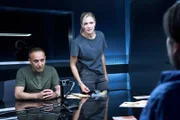 Semir (Erdogan Atalay, l.) und Vicky (Pia Stutzenstein) werfen einem Verdächtigen vor, Bettina vergewaltigt zu haben.