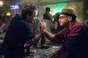 Um seinem alten Bekannten Elvis (Tom Arnold, r.) zu helfen, legt sich Pride (Scott Bakula, l.) mit dem FBI an. Was hat Elvis wirklich mit dem Dreifach-Mord zu tun?
