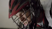 Scott (Tyler Posey) versagt beim Lacrosse-Training völlig und Stiles kann ihn gerade noch in den Umkleideraum bringen, bevor er aus Wut darüber zum Werwolf mutiert. Doch die Verwandlung ist nicht mehr aufzuhalten...