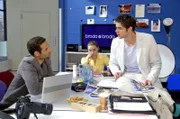 Jonas (Roy Peter Link, r.) erfährt von Jannick (Mike Adler, l.), dass Anna bereits einen neuen Job hat.