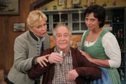 Ein Schnapserl in Ehren kann niemand verwehren, nicht einmal Tochter Gerti (Mona Freiberg, links) und Schwiegertochter Heidi (Conny Glogger). Opa Gustav (Egon Biscan) genießt's.