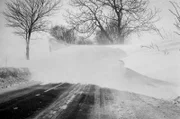 MDR FERNSEHEN - MDR DOK: SECHS TAGE EISZEIT – DER KATASTROPHENWINTER 1978/79, Originalaufnahme vom Katastrophenwinter 1978/79 auf Rügen Schneewehen machten die Straßen unpassierbar.