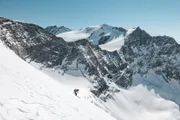 Skiabfahrt einer Protagonistin.
