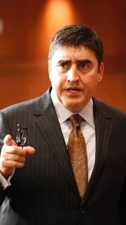 Deputy D. A. Ricardo Morales (Alfred Molina) bei Gericht.