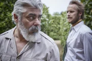 Geoff Craven (Darrell D'Silva, l.) arbeitet für die Familie von Guy Mortmaigne (Ben Lambert, r.).